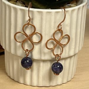 Boucles d'oreilles en cuivre martelé et charoite